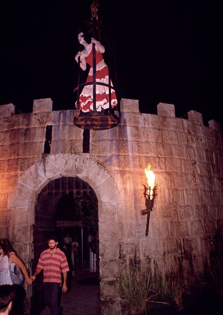 fright nights 1991 dungeon of terror facade image source hhnwiki